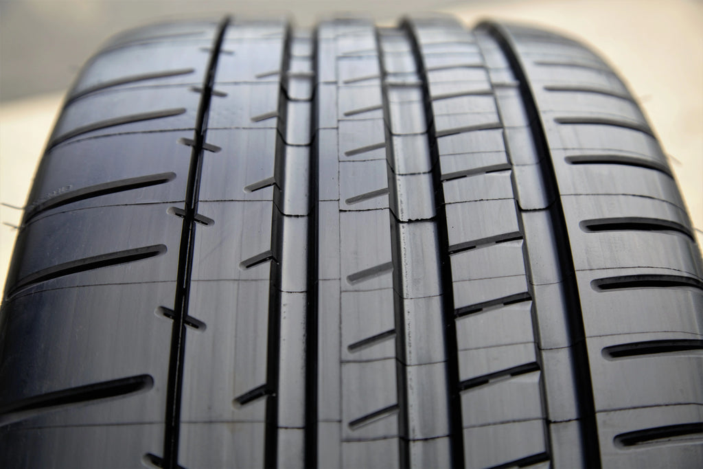 Summer 245/35ZR19/XL (93Y) Tire B4256
