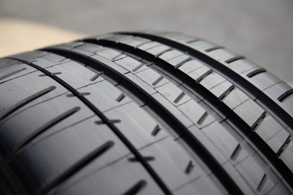 Summer 245/35ZR19/XL (93Y) Tire B4256